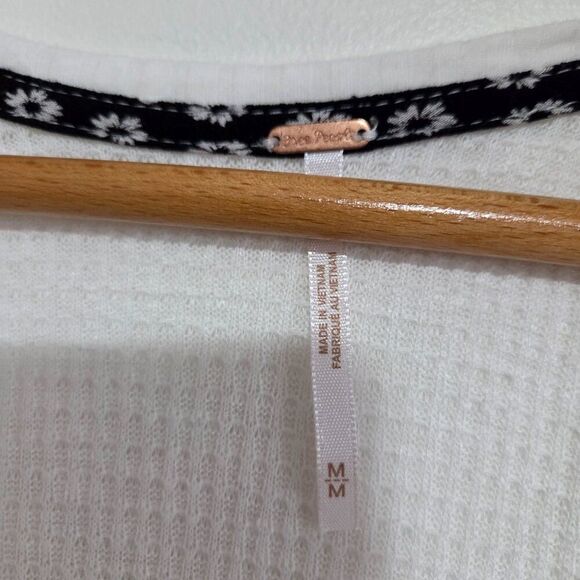 LIKE NEW FREE PEOPLE DEEP SURPLICE V NECK BOHO LONGSLEEVES TOP SIZE MEDIUM - Picture 11 of 15